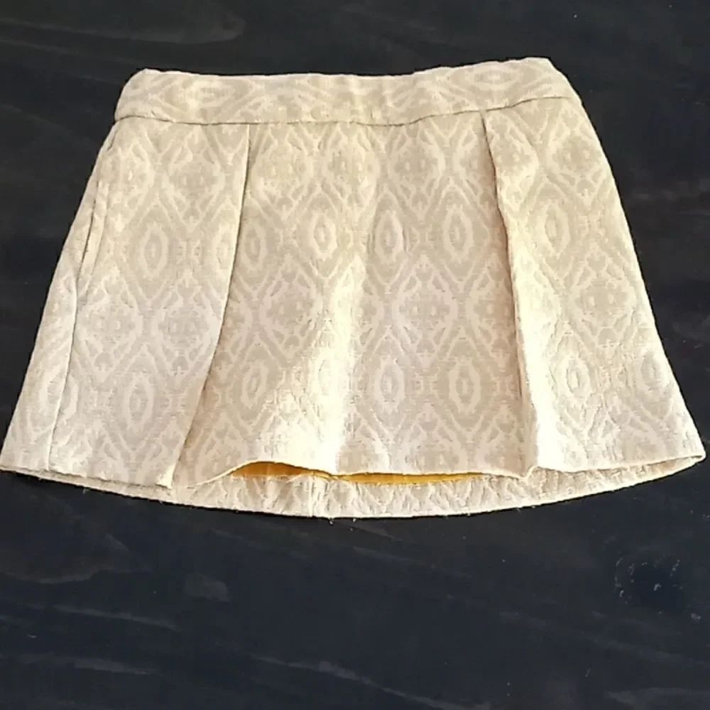 GENUINE KIDS FROM OSHKOSH cream skirt size2T
